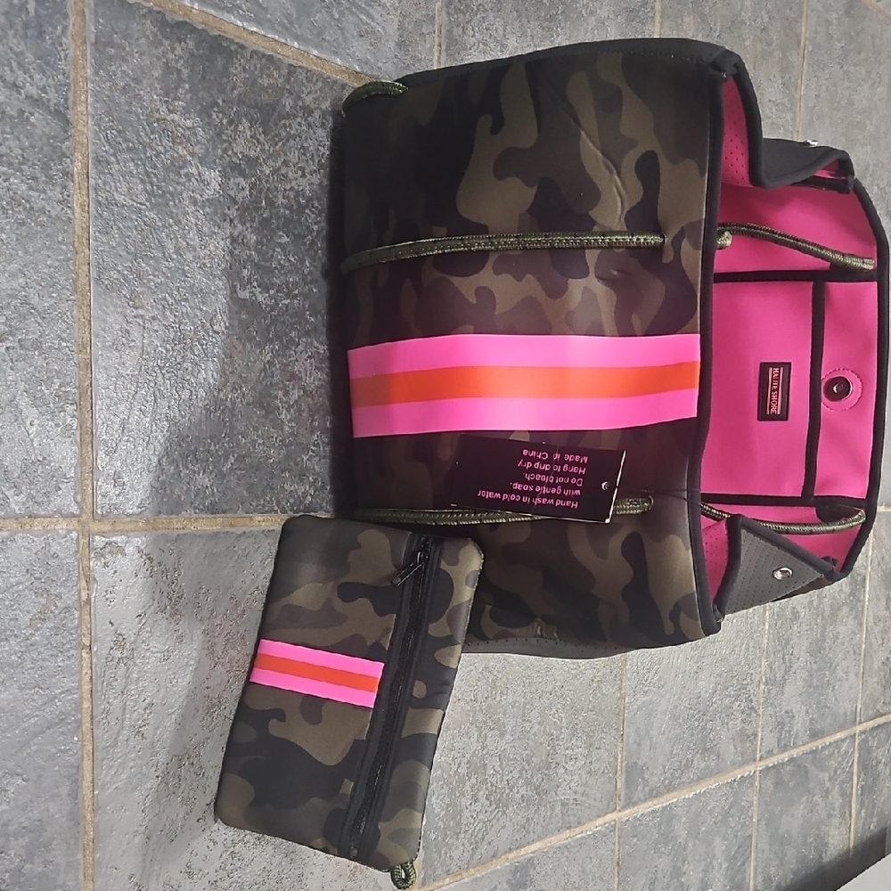 HAUTE SHORE Camouflage Tote with Pink Accents